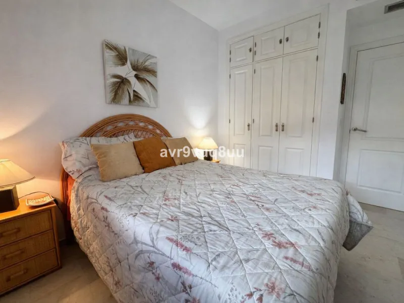 Ground floor apartment in a well established complex in the heart of Riviera del Sol. Large bright lounge diner with access to the closed sunny terrace and large private garden.  Views over the communal gardens and paddle courts. Ample bedrooms with built