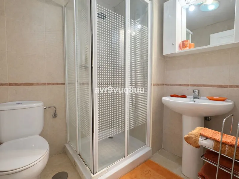 Ground floor apartment in a well established complex in the heart of Riviera del Sol. Large bright lounge diner with access to the closed sunny terrace and large private garden.  Views over the communal gardens and paddle courts. Ample bedrooms with built