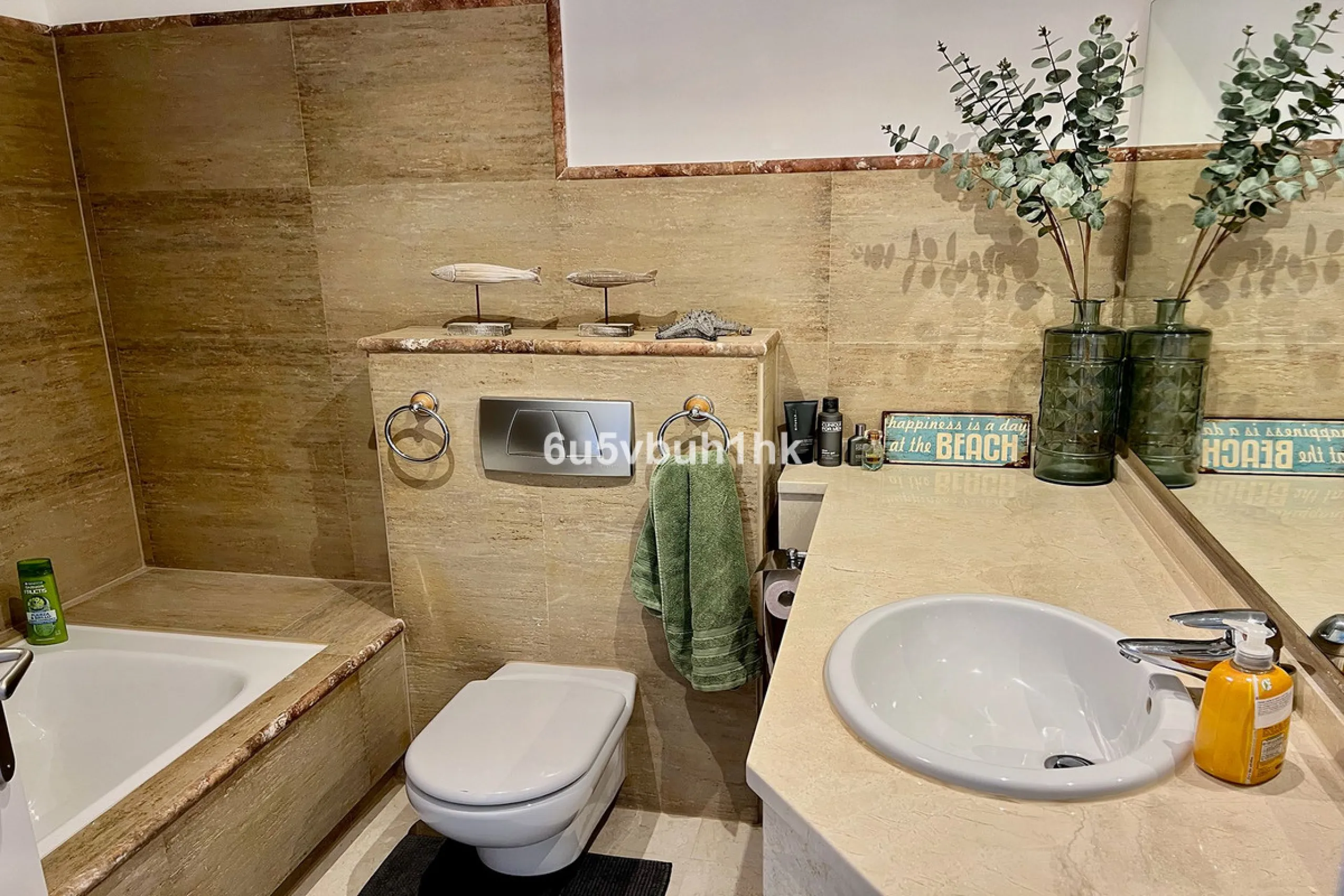 Discover this spectacular duplex penthouse located in the upper area of Calahonda, a quiet residential zone just 25 minutes from Málaga and 15 minutes from Marbella.