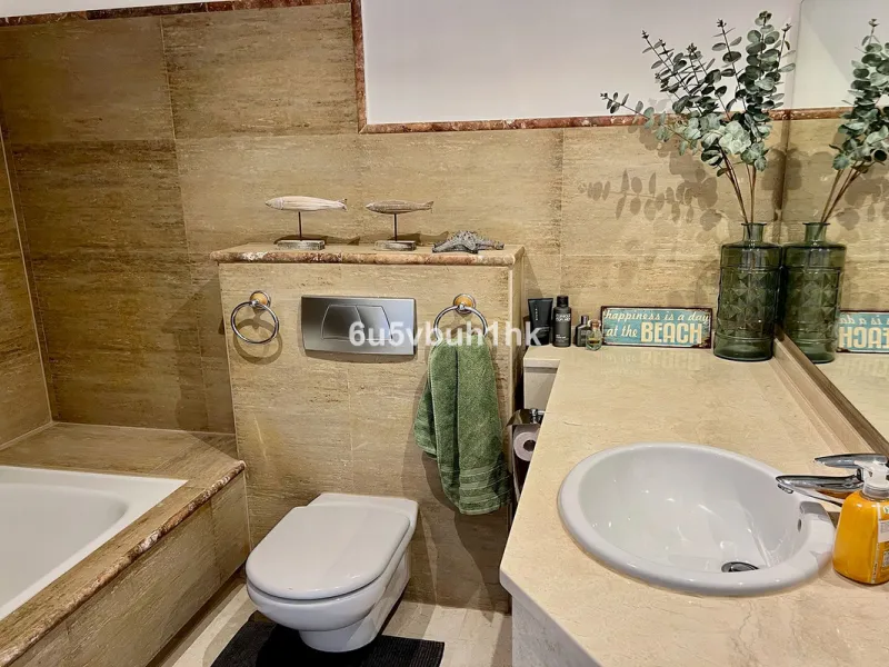 Discover this spectacular duplex penthouse located in the upper area of Calahonda, a quiet residential zone just 25 minutes from Málaga and 15 minutes from Marbella.