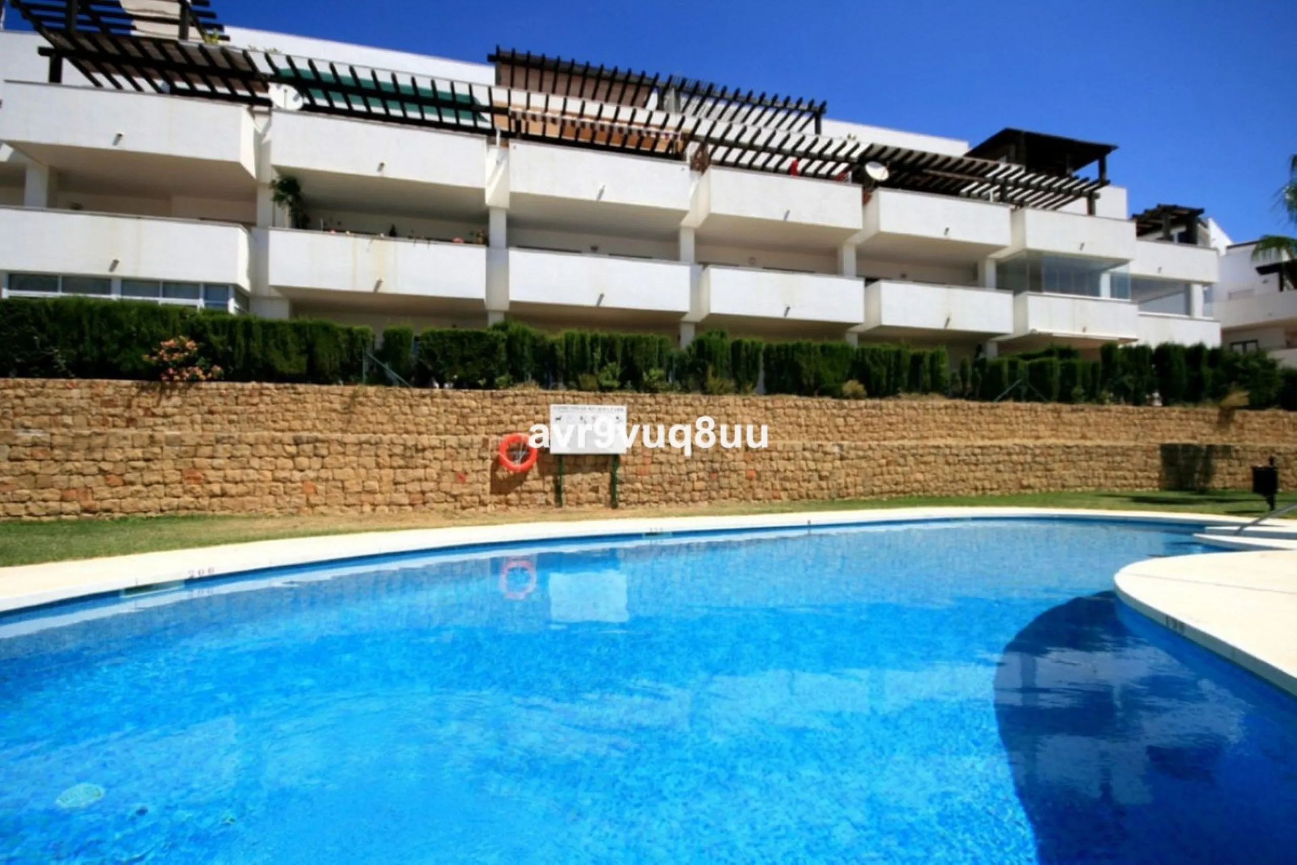 Ground floor apartment in a well established complex in the heart of Riviera del Sol. Large bright lounge diner with access to the closed sunny terrace and large private garden.  Views over the communal gardens and paddle courts. Ample bedrooms with built