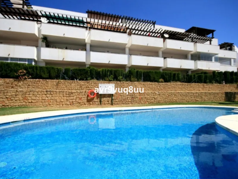 Ground floor apartment in a well established complex in the heart of Riviera del Sol. Large bright lounge diner with access to the closed sunny terrace and large private garden.  Views over the communal gardens and paddle courts. Ample bedrooms with built