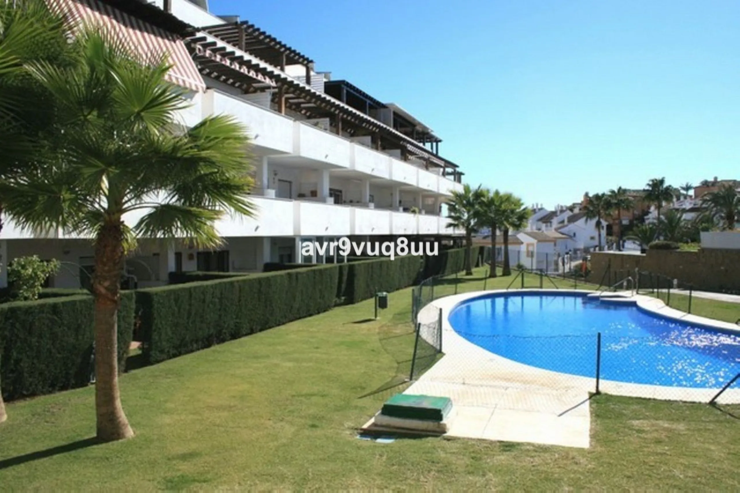 Ground floor apartment in a well established complex in the heart of Riviera del Sol. Large bright lounge diner with access to the closed sunny terrace and large private garden.  Views over the communal gardens and paddle courts. Ample bedrooms with built