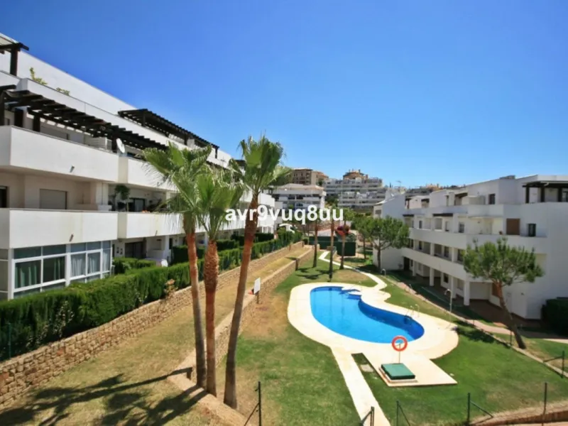Ground floor apartment in a well established complex in the heart of Riviera del Sol. Large bright lounge diner with access to the closed sunny terrace and large private garden.  Views over the communal gardens and paddle courts. Ample bedrooms with built