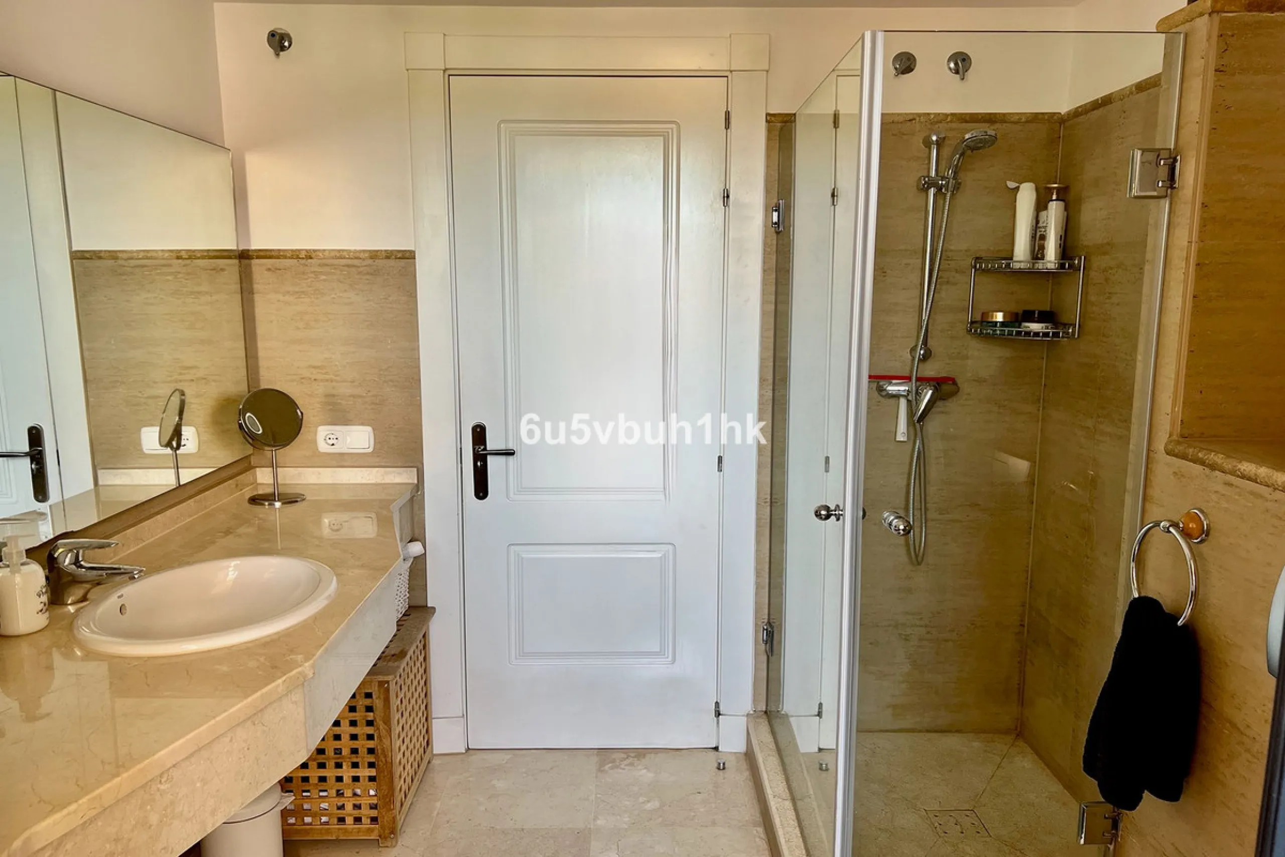 Discover this spectacular duplex penthouse located in the upper area of Calahonda, a quiet residential zone just 25 minutes from Málaga and 15 minutes from Marbella.
