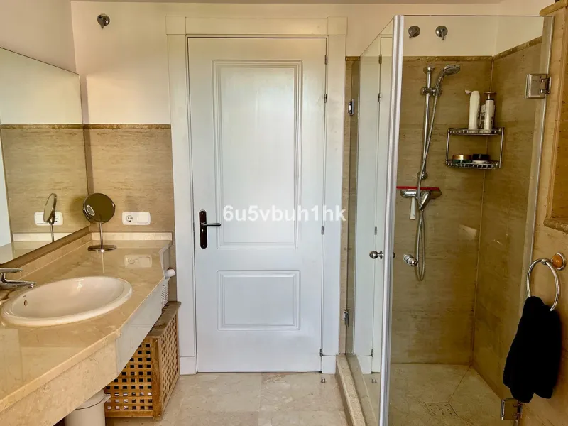 Discover this spectacular duplex penthouse located in the upper area of Calahonda, a quiet residential zone just 25 minutes from Málaga and 15 minutes from Marbella.