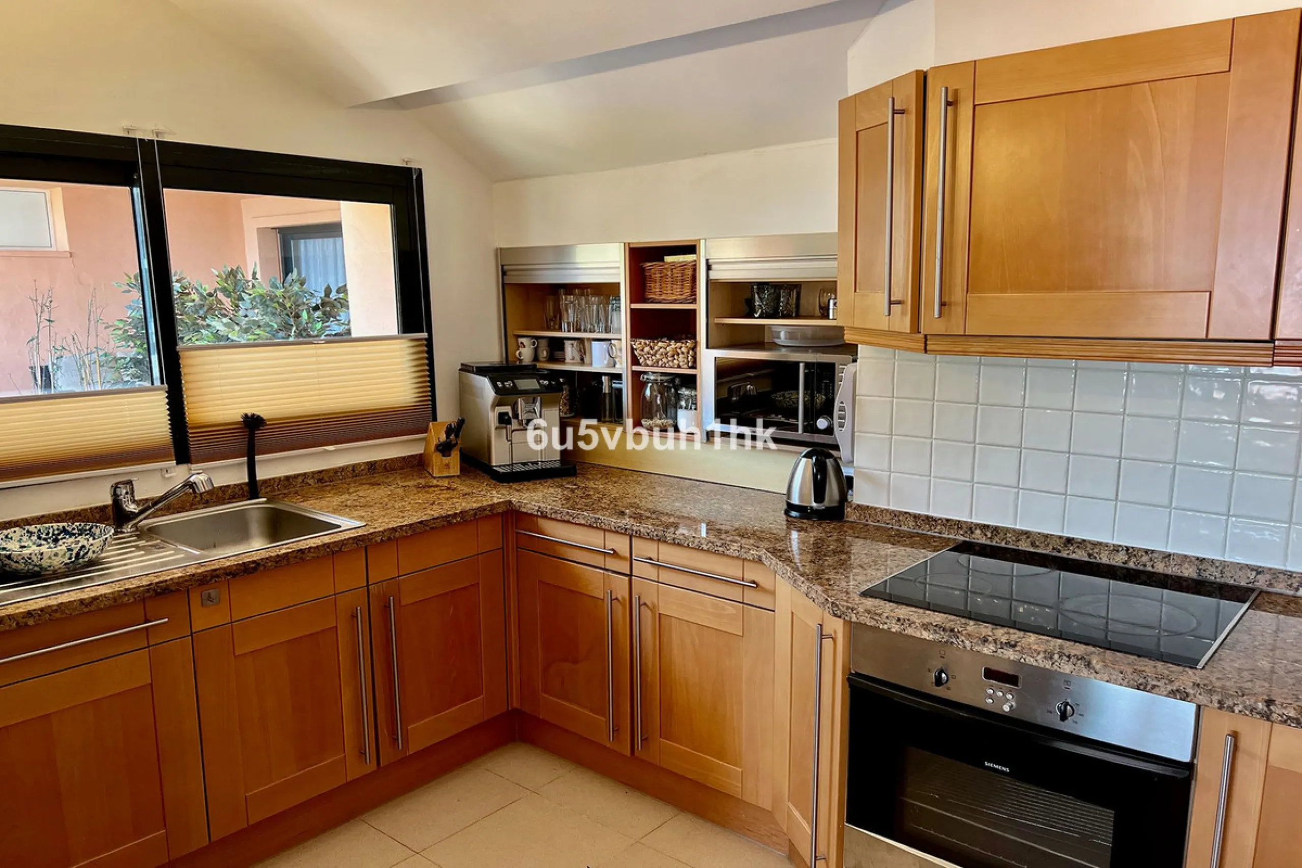 Discover this spectacular duplex penthouse located in the upper area of Calahonda, a quiet residential zone just 25 minutes from Málaga and 15 minutes from Marbella.