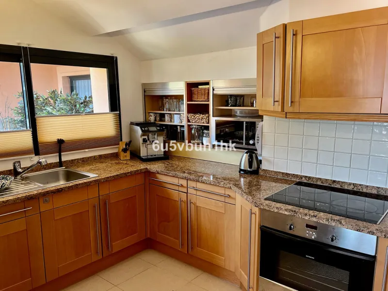 Discover this spectacular duplex penthouse located in the upper area of Calahonda, a quiet residential zone just 25 minutes from Málaga and 15 minutes from Marbella.