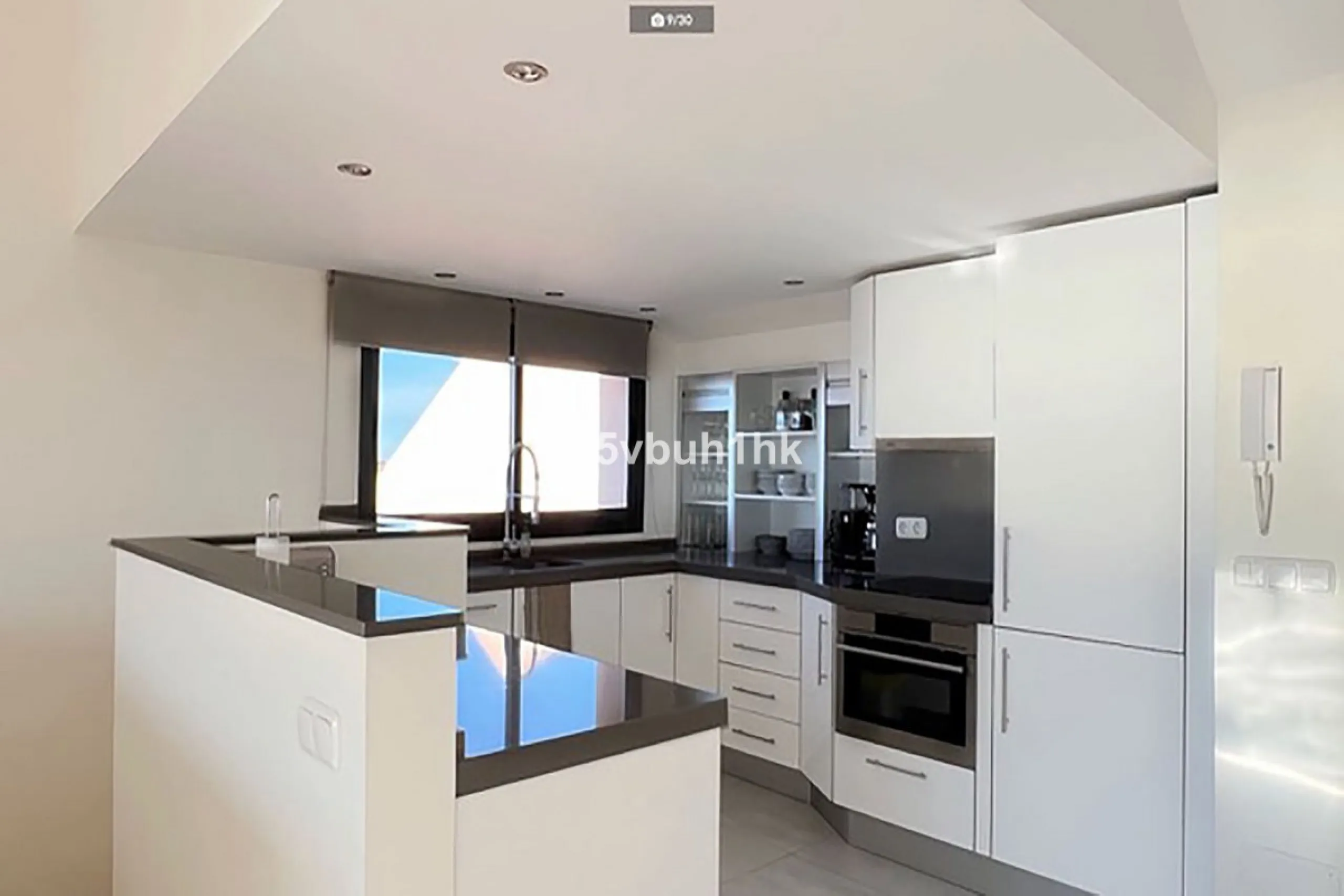 Discover this spectacular duplex penthouse located in the upper area of Calahonda, a quiet residential zone just 25 minutes from Málaga and 15 minutes from Marbella.