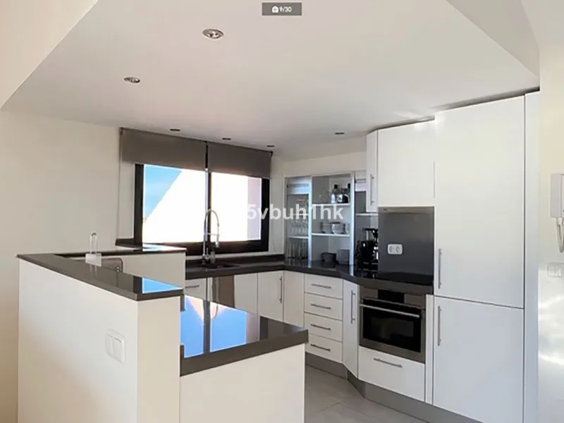 Discover this spectacular duplex penthouse located in the upper area of Calahonda, a quiet residential zone just 25 minutes from Málaga and 15 minutes from Marbella.