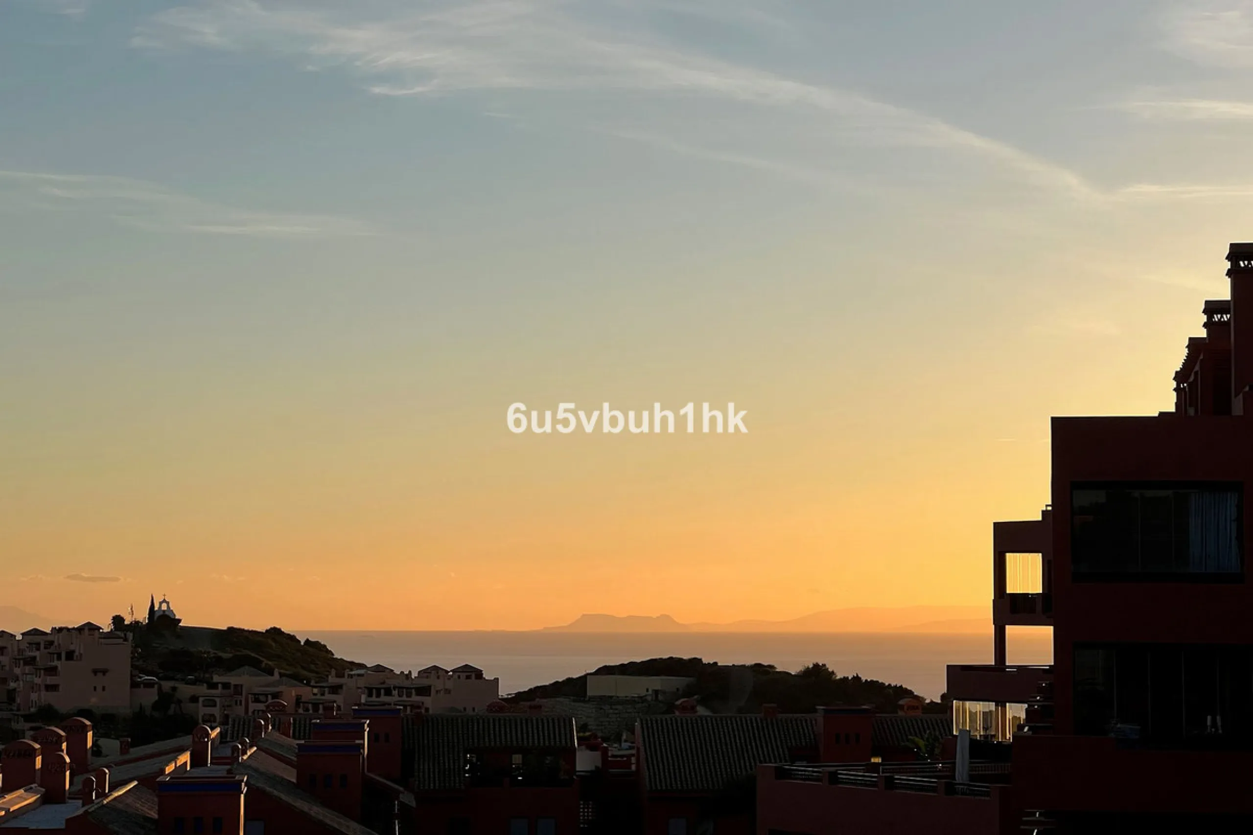 Discover this spectacular duplex penthouse located in the upper area of Calahonda, a quiet residential zone just 25 minutes from Málaga and 15 minutes from Marbella.
