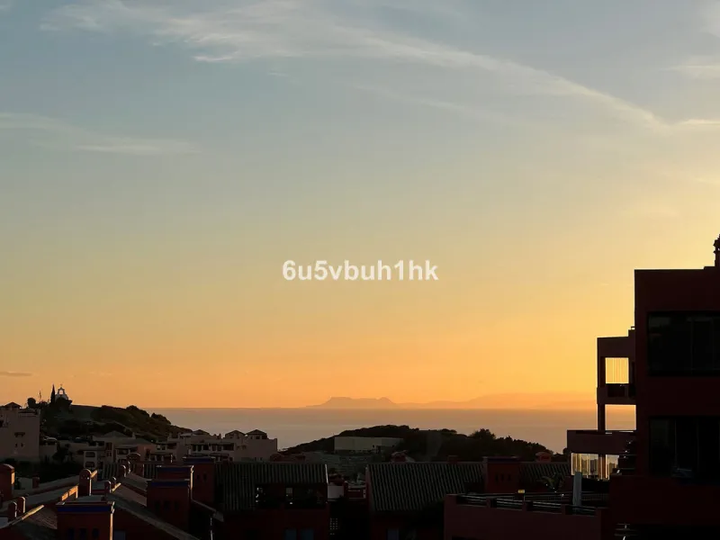 Discover this spectacular duplex penthouse located in the upper area of Calahonda, a quiet residential zone just 25 minutes from Málaga and 15 minutes from Marbella.