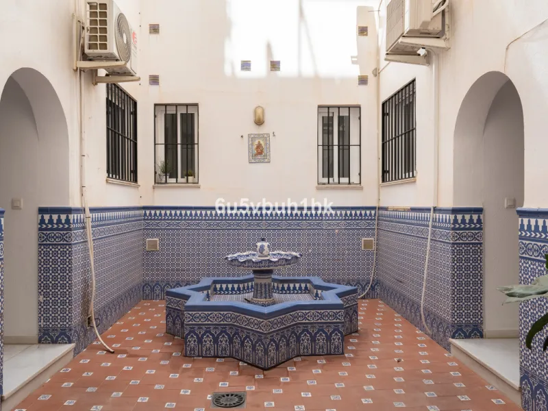 On the ground floor of a charming building, this unique property welcomes you through a picturesque Andalusian patio, with traditional Spanish tiles and a tranquil fountain.