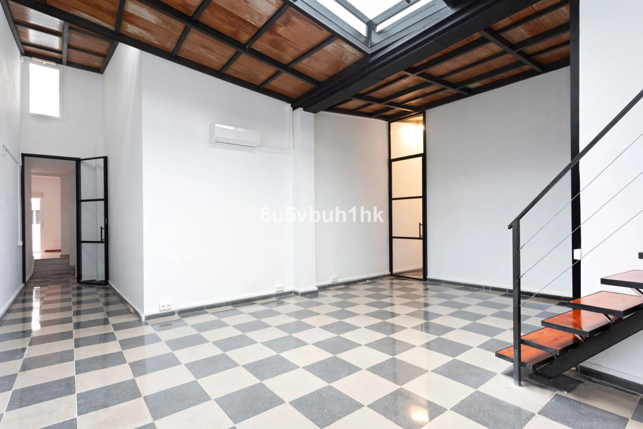 On the ground floor of a charming building, this unique property welcomes you through a picturesque Andalusian patio, with traditional Spanish tiles and a tranquil fountain.