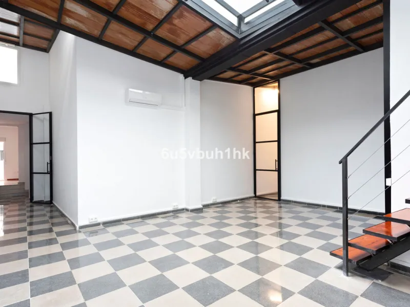 On the ground floor of a charming building, this unique property welcomes you through a picturesque Andalusian patio, with traditional Spanish tiles and a tranquil fountain.