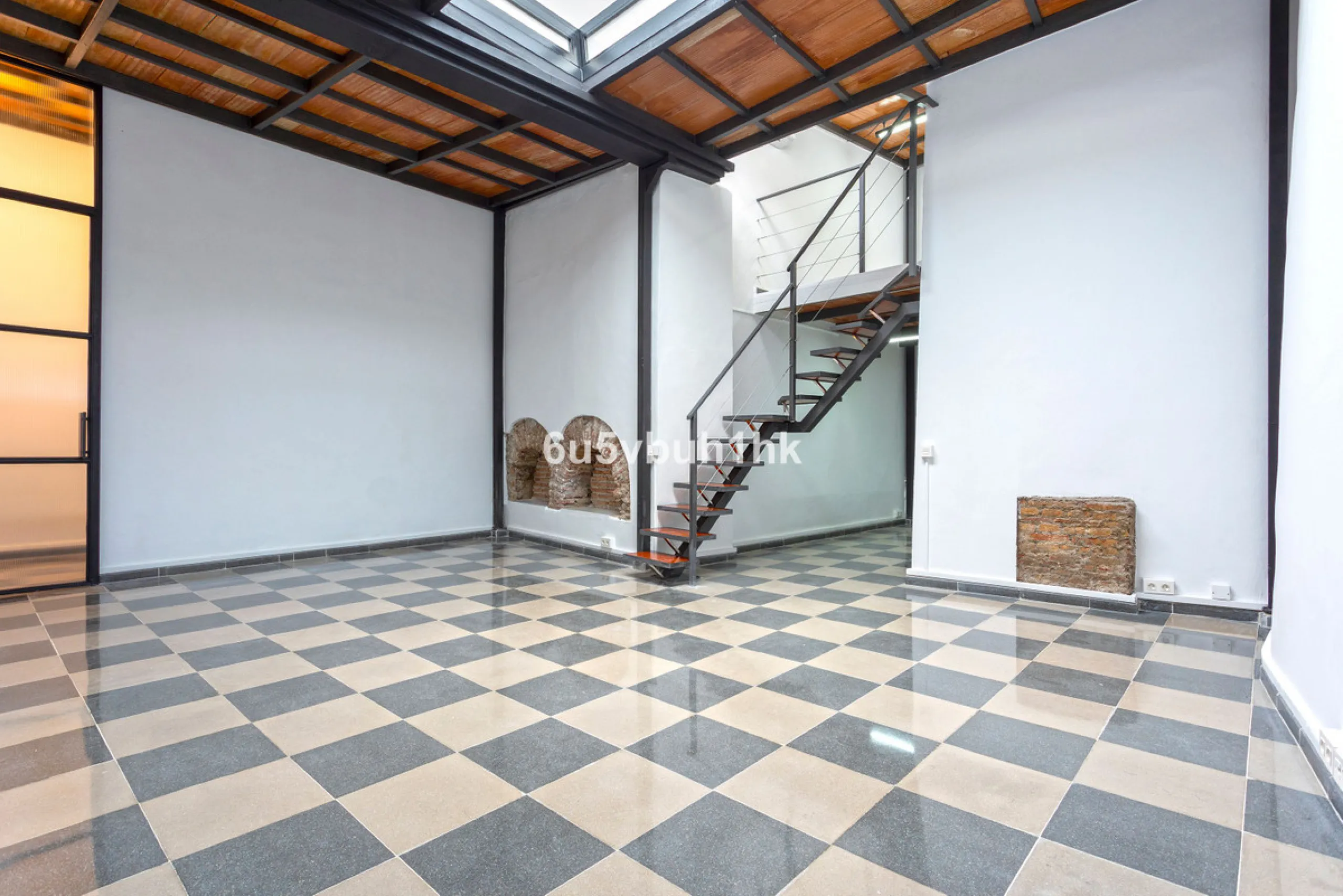On the ground floor of a charming building, this unique property welcomes you through a picturesque Andalusian patio, with traditional Spanish tiles and a tranquil fountain.