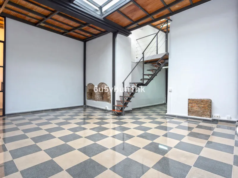 On the ground floor of a charming building, this unique property welcomes you through a picturesque Andalusian patio, with traditional Spanish tiles and a tranquil fountain.