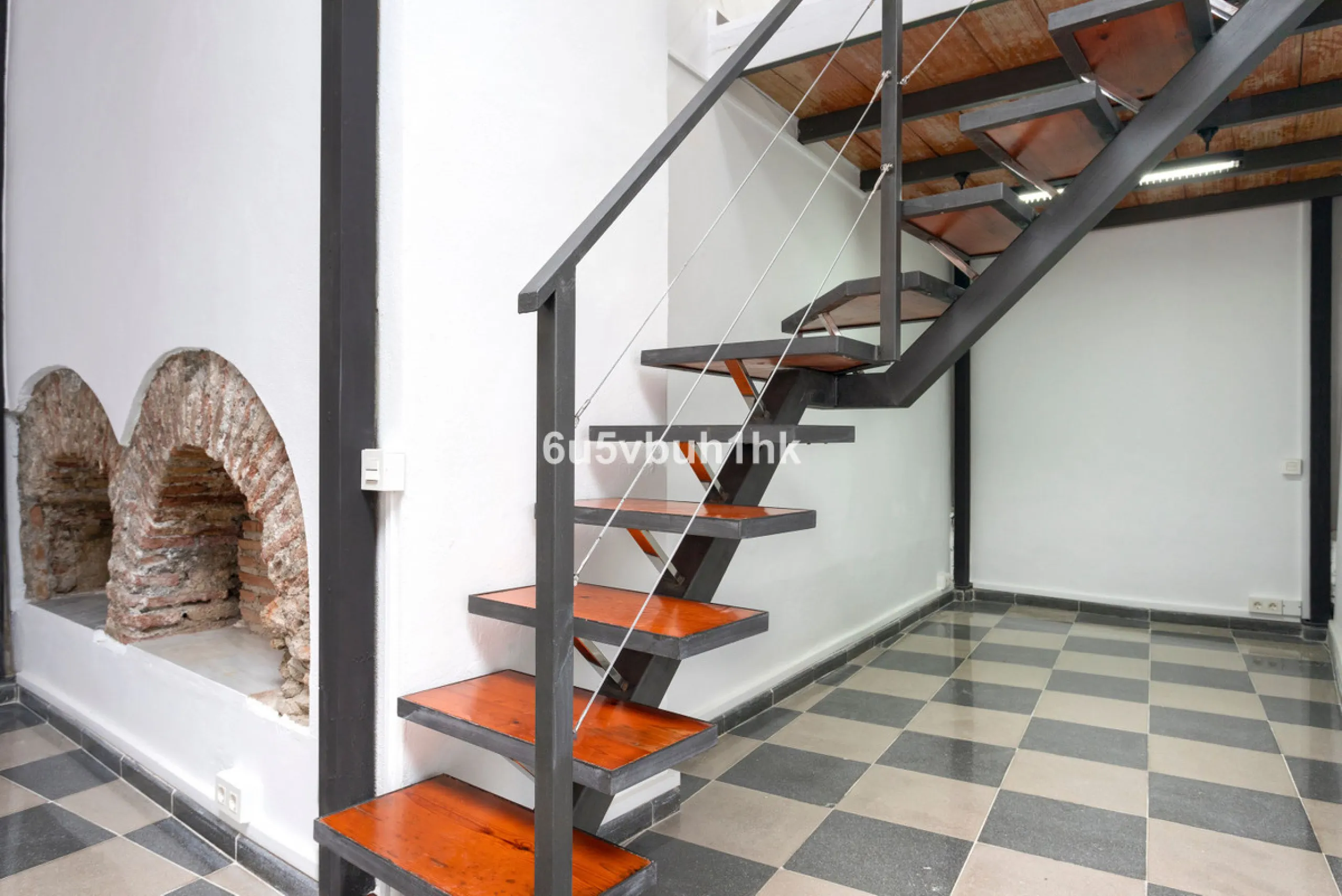 On the ground floor of a charming building, this unique property welcomes you through a picturesque Andalusian patio, with traditional Spanish tiles and a tranquil fountain.