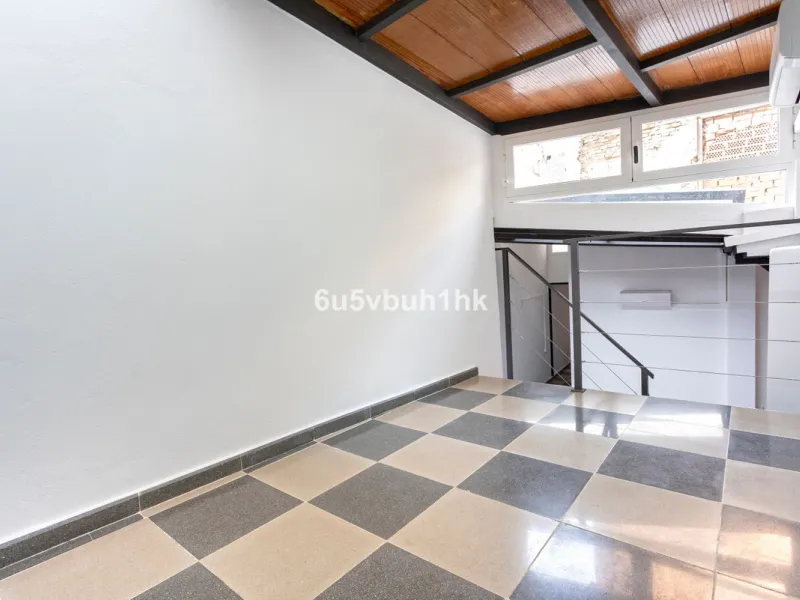 On the ground floor of a charming building, this unique property welcomes you through a picturesque Andalusian patio, with traditional Spanish tiles and a tranquil fountain.