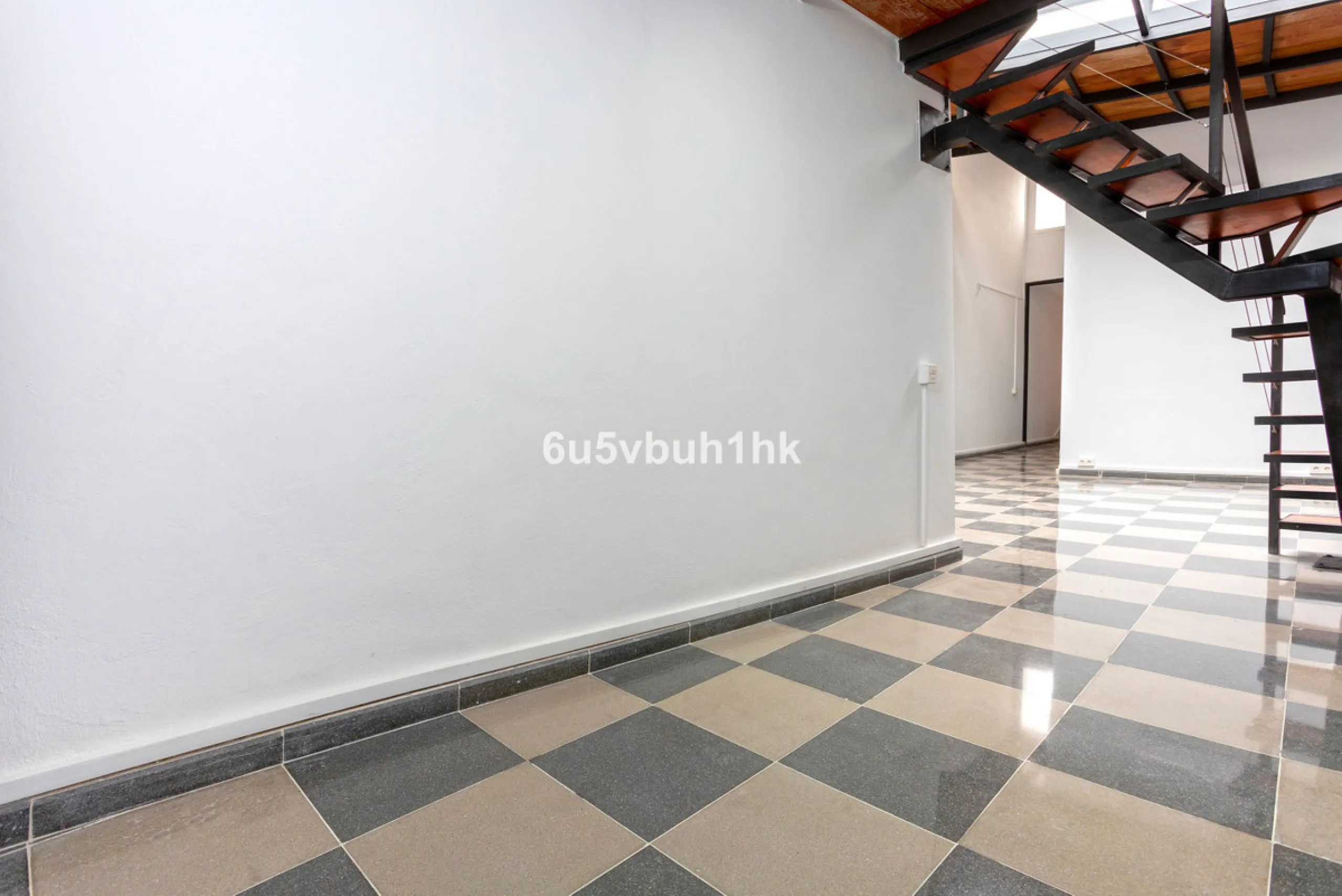 On the ground floor of a charming building, this unique property welcomes you through a picturesque Andalusian patio, with traditional Spanish tiles and a tranquil fountain.