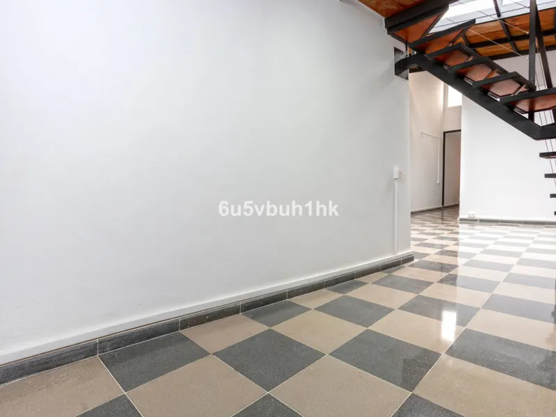 On the ground floor of a charming building, this unique property welcomes you through a picturesque Andalusian patio, with traditional Spanish tiles and a tranquil fountain.