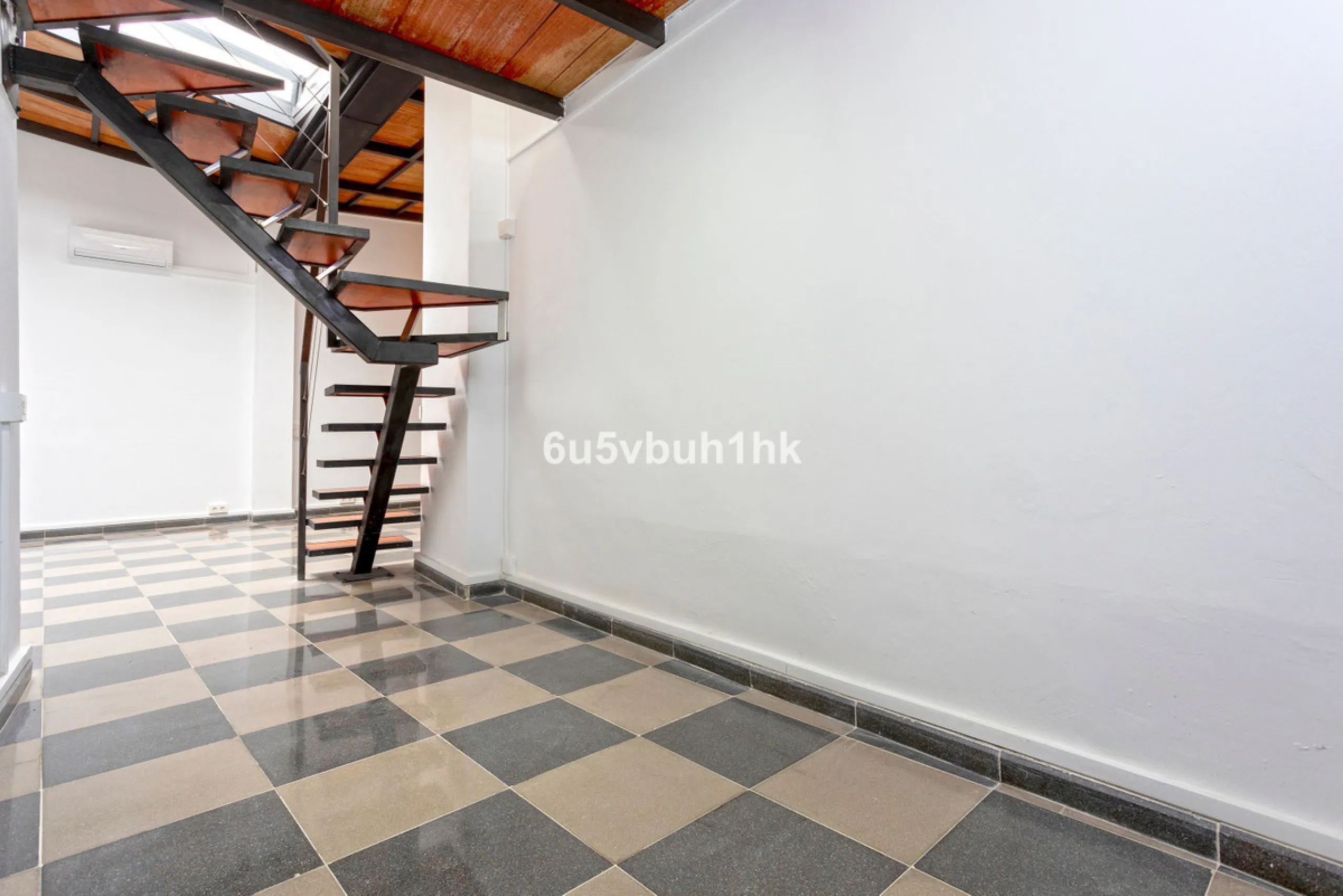 On the ground floor of a charming building, this unique property welcomes you through a picturesque Andalusian patio, with traditional Spanish tiles and a tranquil fountain.