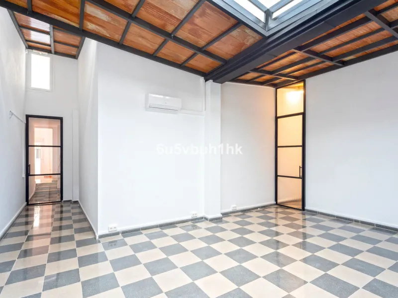 On the ground floor of a charming building, this unique property welcomes you through a picturesque Andalusian patio, with traditional Spanish tiles and a tranquil fountain.