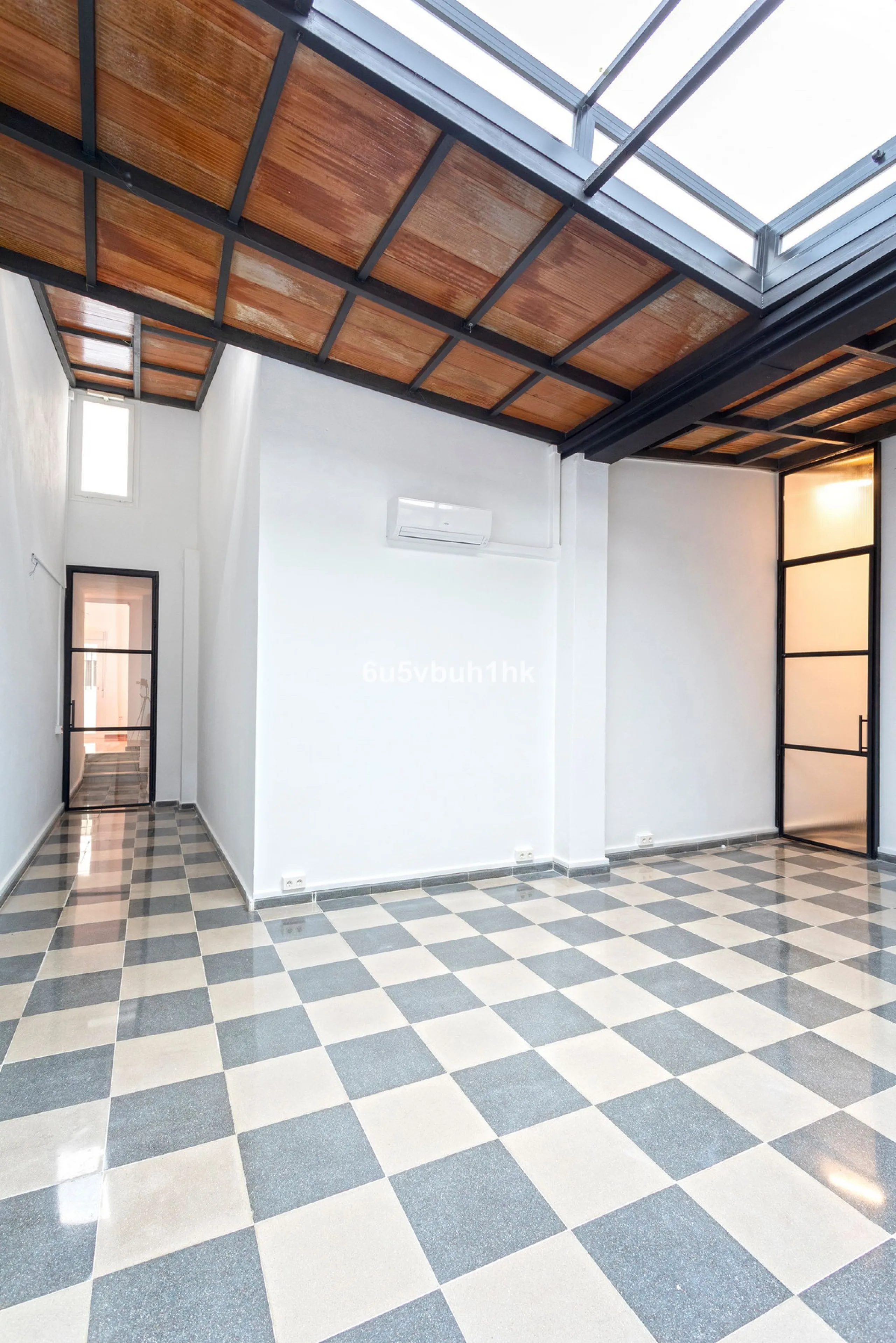 On the ground floor of a charming building, this unique property welcomes you through a picturesque Andalusian patio, with traditional Spanish tiles and a tranquil fountain.