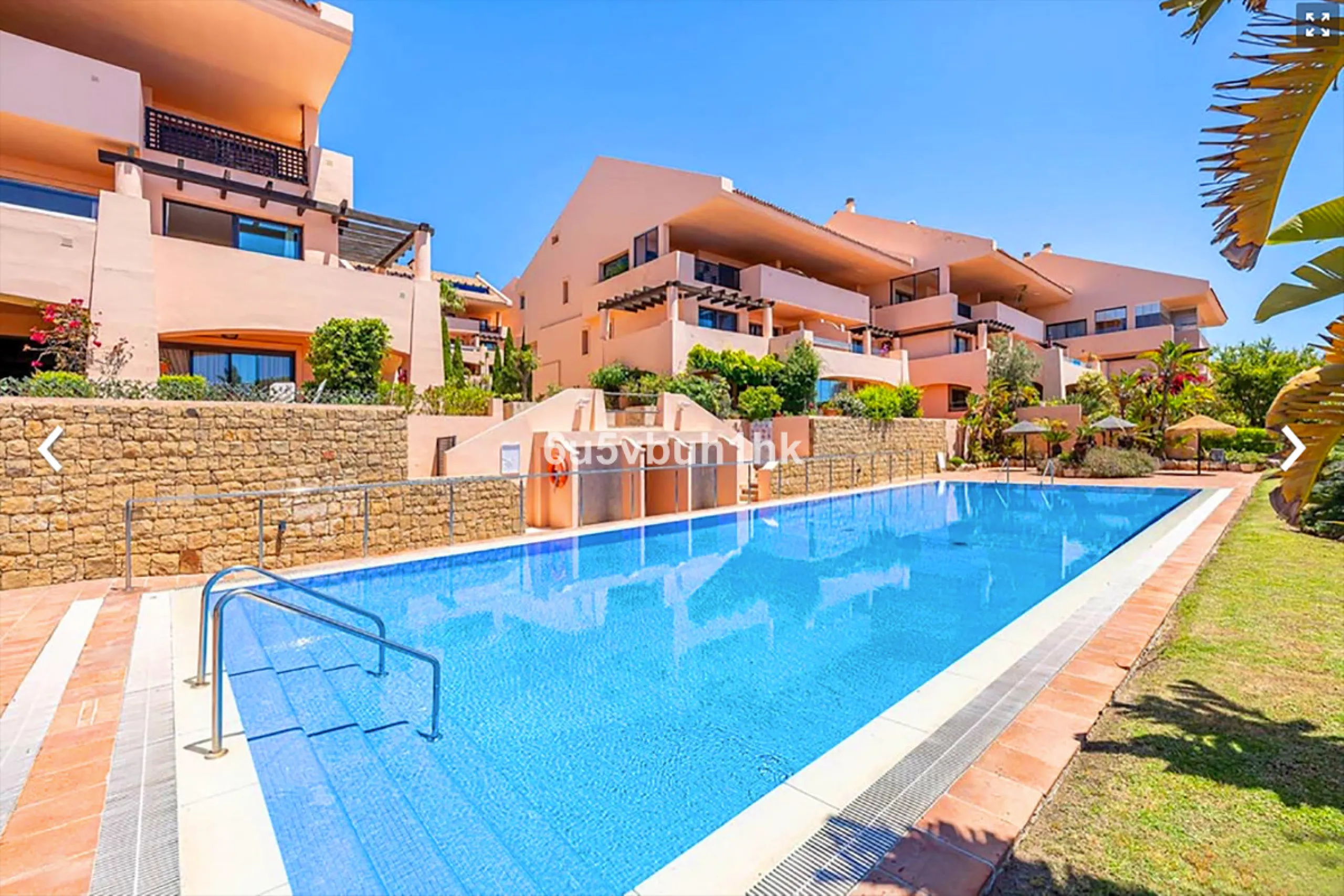 Discover this spectacular duplex penthouse located in the upper area of Calahonda, a quiet residential zone just 25 minutes from Málaga and 15 minutes from Marbella.