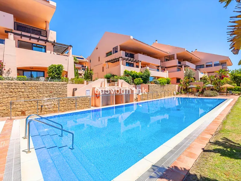 Discover this spectacular duplex penthouse located in the upper area of Calahonda, a quiet residential zone just 25 minutes from Málaga and 15 minutes from Marbella.