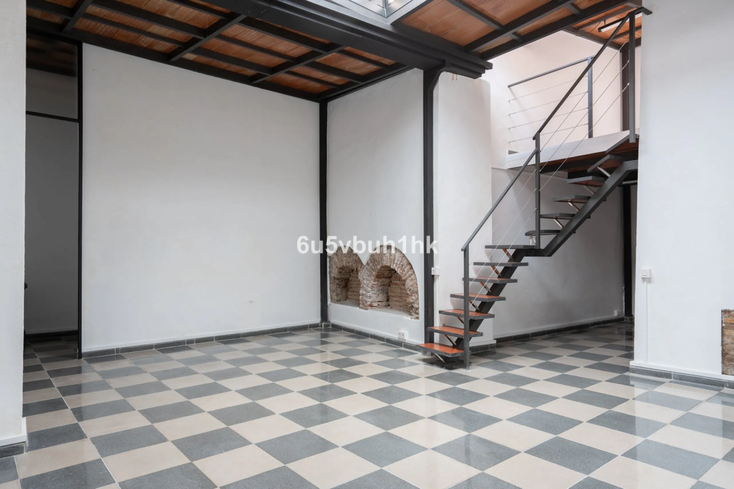 On the ground floor of a charming building, this unique property welcomes you through a picturesque Andalusian patio, with traditional Spanish tiles and a tranquil fountain.