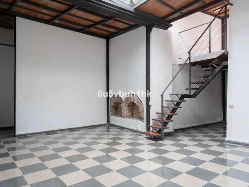 On the ground floor of a charming building, this unique property welcomes you through a picturesque Andalusian patio, with traditional Spanish tiles and a tranquil fountain.
