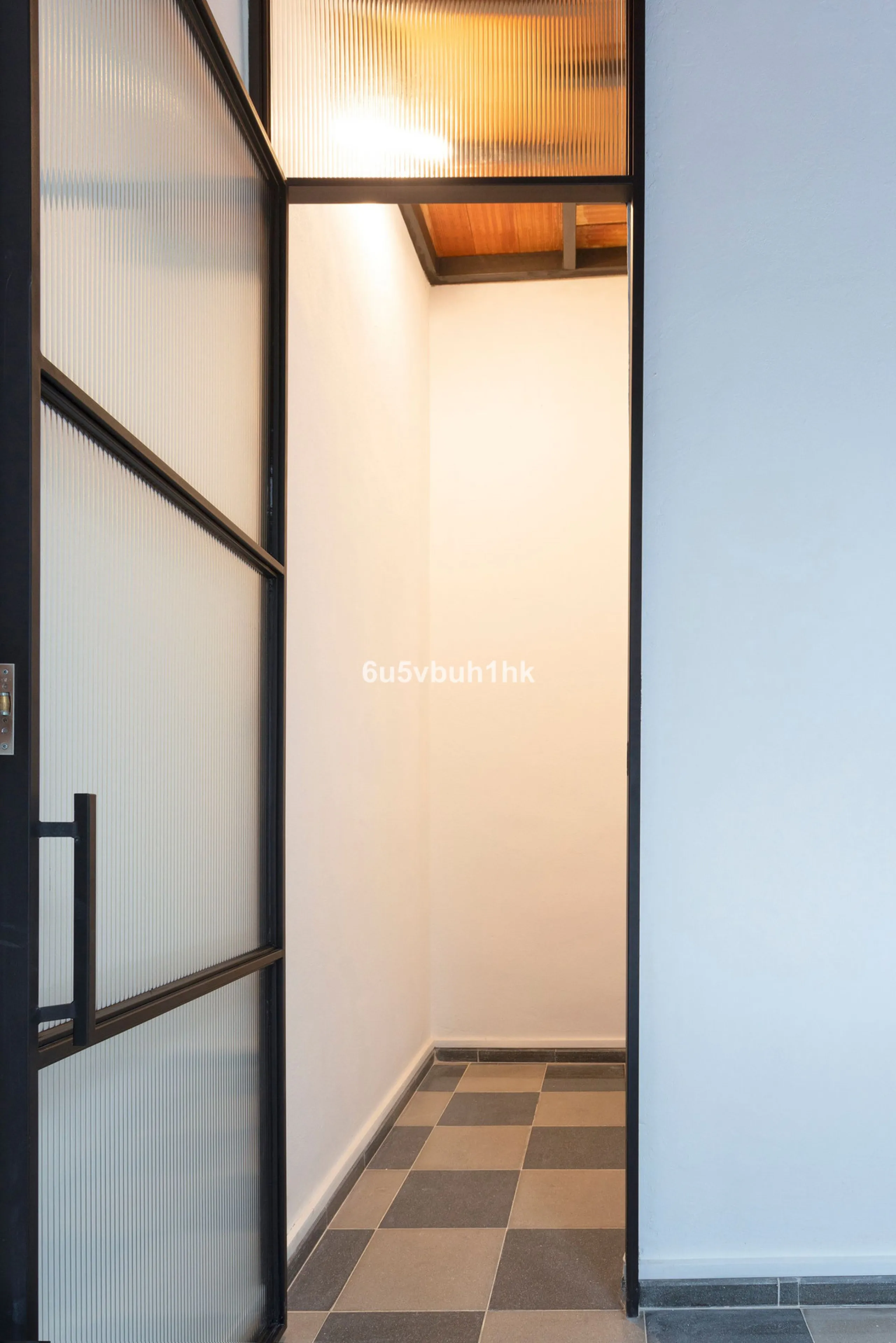 On the ground floor of a charming building, this unique property welcomes you through a picturesque Andalusian patio, with traditional Spanish tiles and a tranquil fountain.