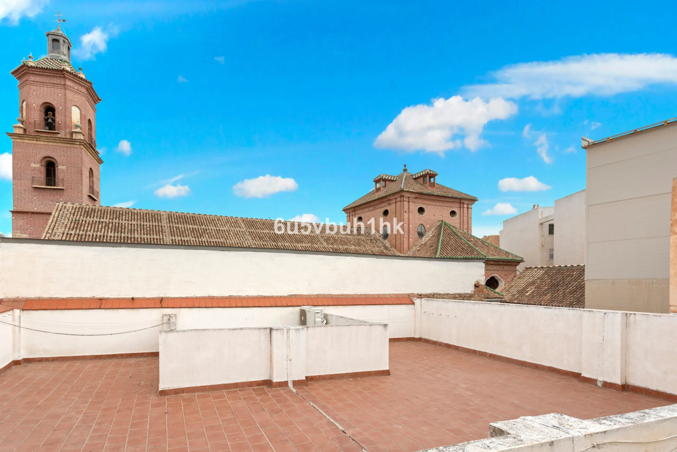 On the ground floor of a charming building, this unique property welcomes you through a picturesque Andalusian patio, with traditional Spanish tiles and a tranquil fountain.