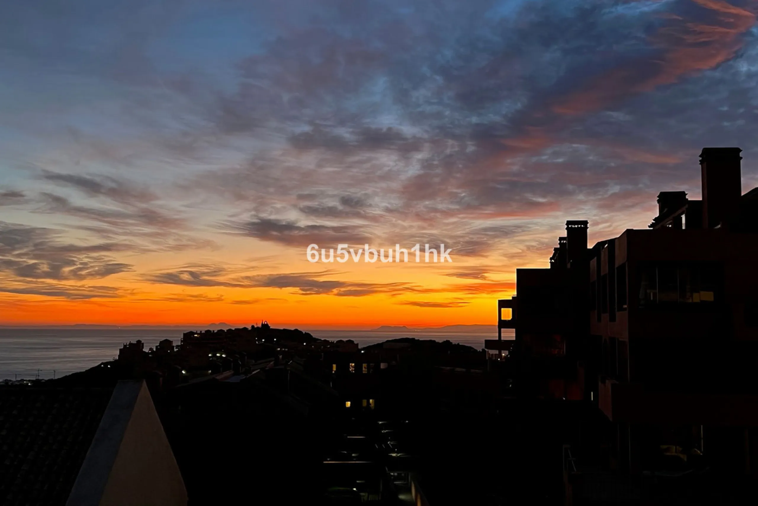 Discover this spectacular duplex penthouse located in the upper area of Calahonda, a quiet residential zone just 25 minutes from Málaga and 15 minutes from Marbella.