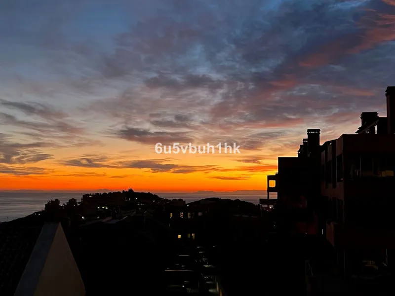 Discover this spectacular duplex penthouse located in the upper area of Calahonda, a quiet residential zone just 25 minutes from Málaga and 15 minutes from Marbella.