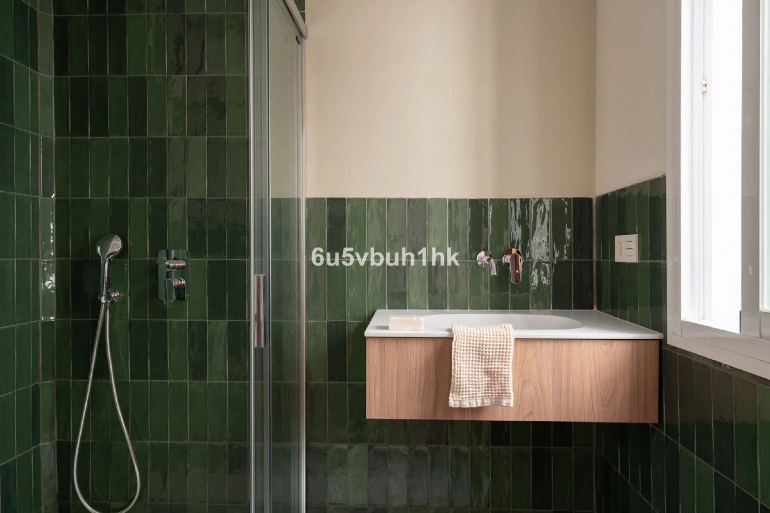 On the ground floor of a charming building, this unique property welcomes you through a picturesque Andalusian patio, with traditional Spanish tiles and a tranquil fountain.