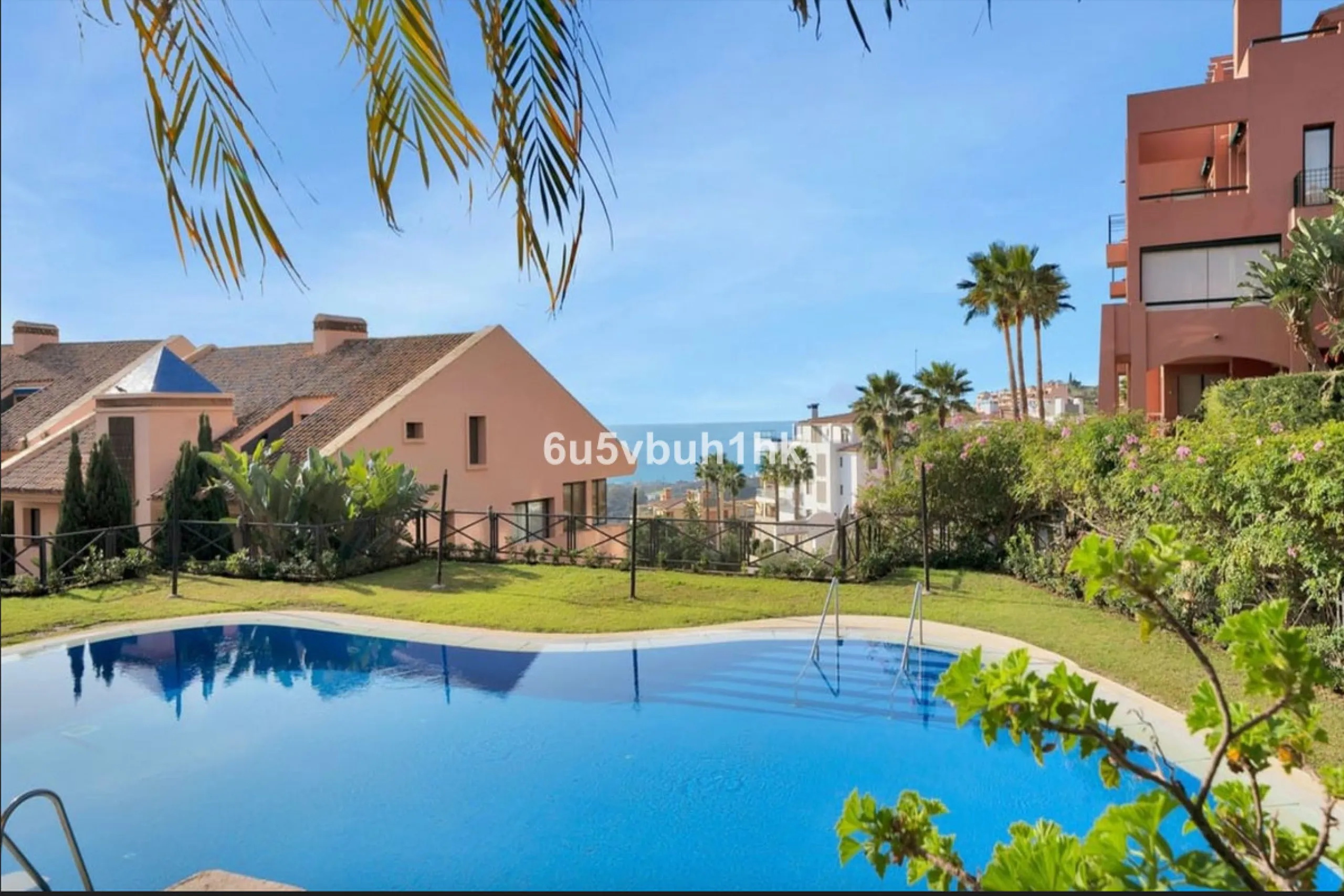Discover this spectacular duplex penthouse located in the upper area of Calahonda, a quiet residential zone just 25 minutes from Málaga and 15 minutes from Marbella.