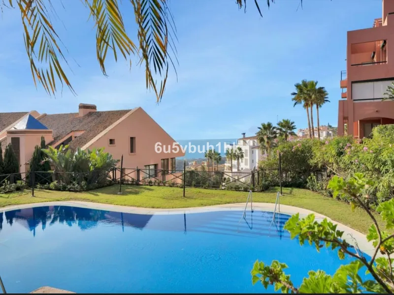Discover this spectacular duplex penthouse located in the upper area of Calahonda, a quiet residential zone just 25 minutes from Málaga and 15 minutes from Marbella.