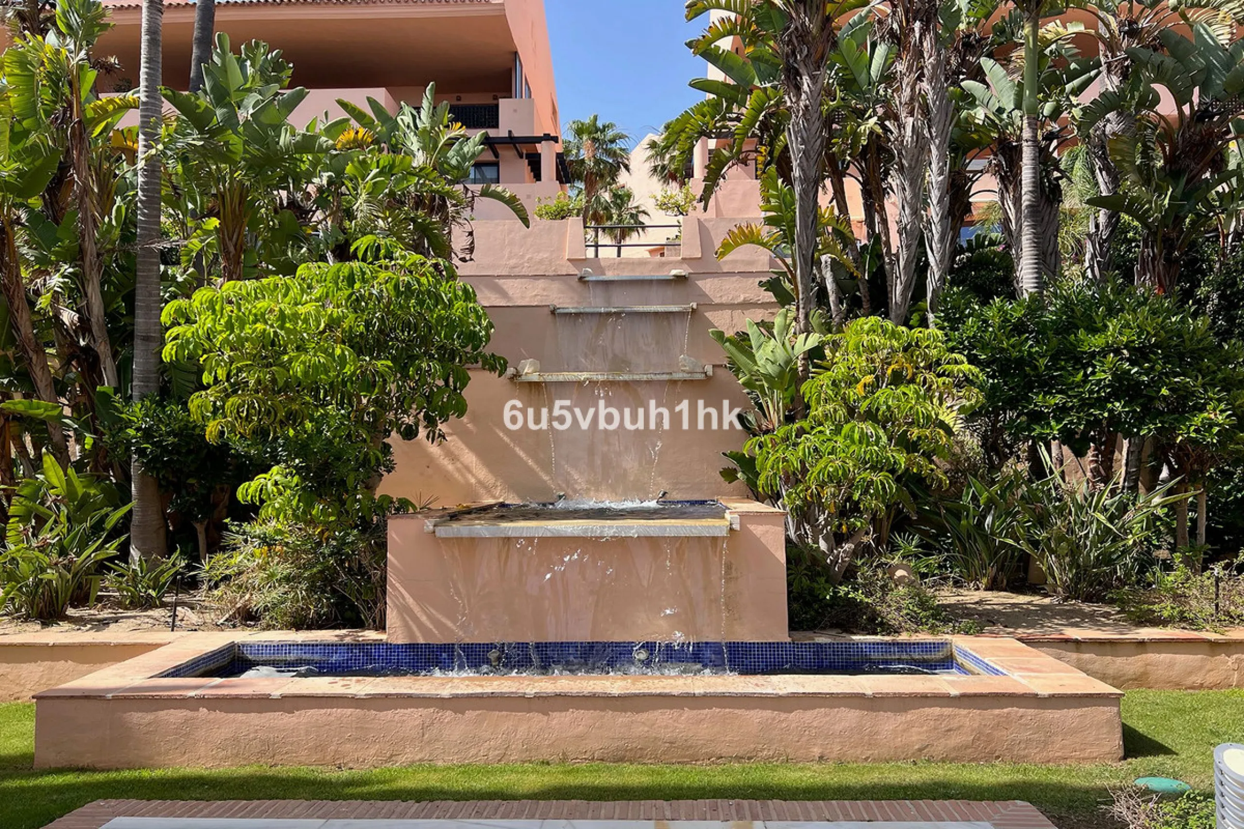 Discover this spectacular duplex penthouse located in the upper area of Calahonda, a quiet residential zone just 25 minutes from Málaga and 15 minutes from Marbella.