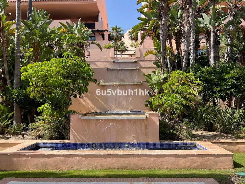 Discover this spectacular duplex penthouse located in the upper area of Calahonda, a quiet residential zone just 25 minutes from Málaga and 15 minutes from Marbella.