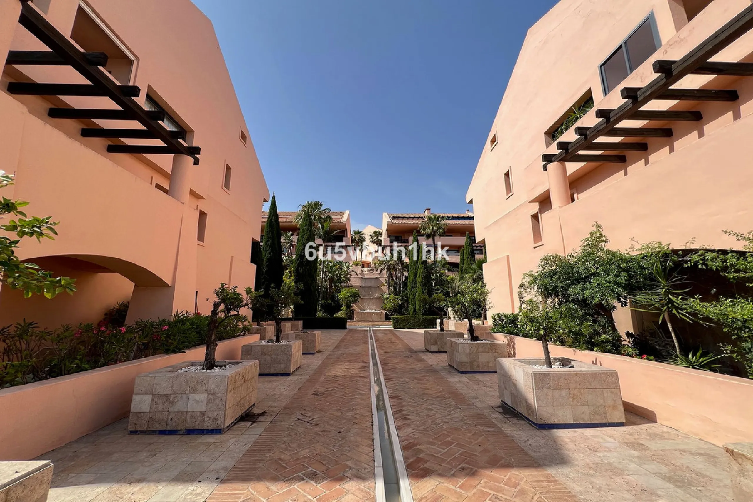 Discover this spectacular duplex penthouse located in the upper area of Calahonda, a quiet residential zone just 25 minutes from Málaga and 15 minutes from Marbella.
