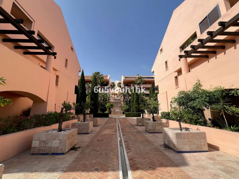 Discover this spectacular duplex penthouse located in the upper area of Calahonda, a quiet residential zone just 25 minutes from Málaga and 15 minutes from Marbella.