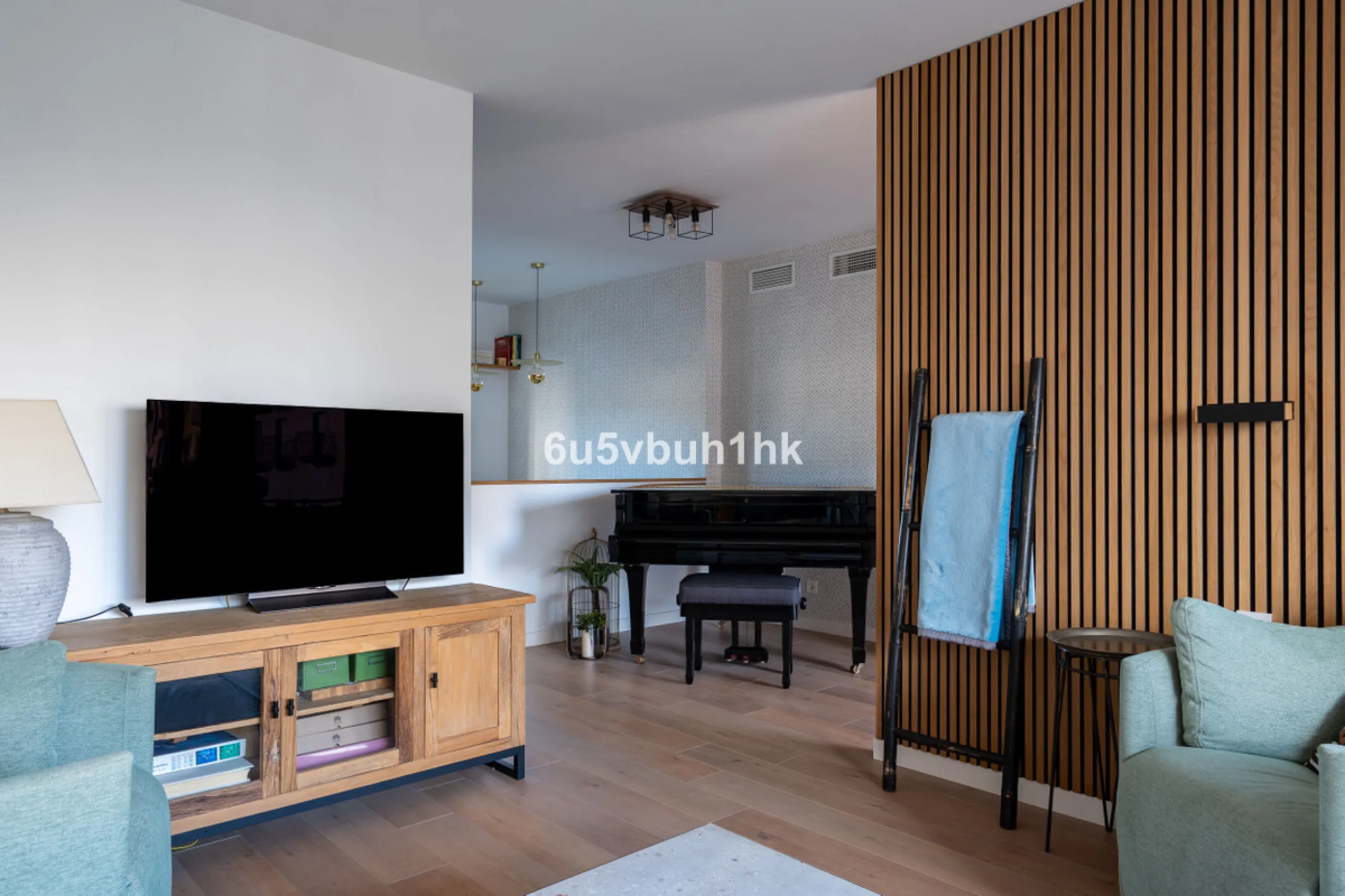 Discover a rare opportunity to own two beautifully designed homes combined on one generous plot in the heart of Vélez-Málaga — complete with private parking, a swimming pool, extensive entertainment areas, and a substantial commercial premise generating €