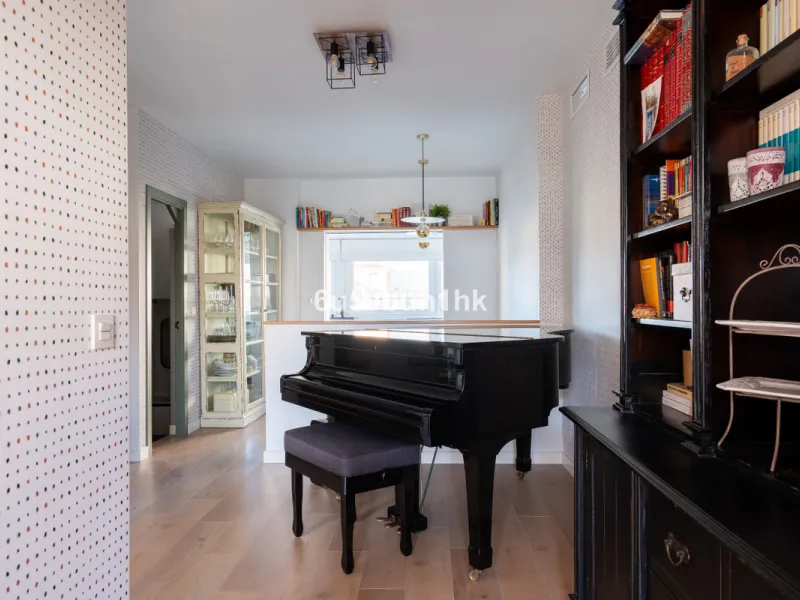 Discover a rare opportunity to own two beautifully designed homes combined on one generous plot in the heart of Vélez-Málaga — complete with private parking, a swimming pool, extensive entertainment areas, and a substantial commercial premise generating €