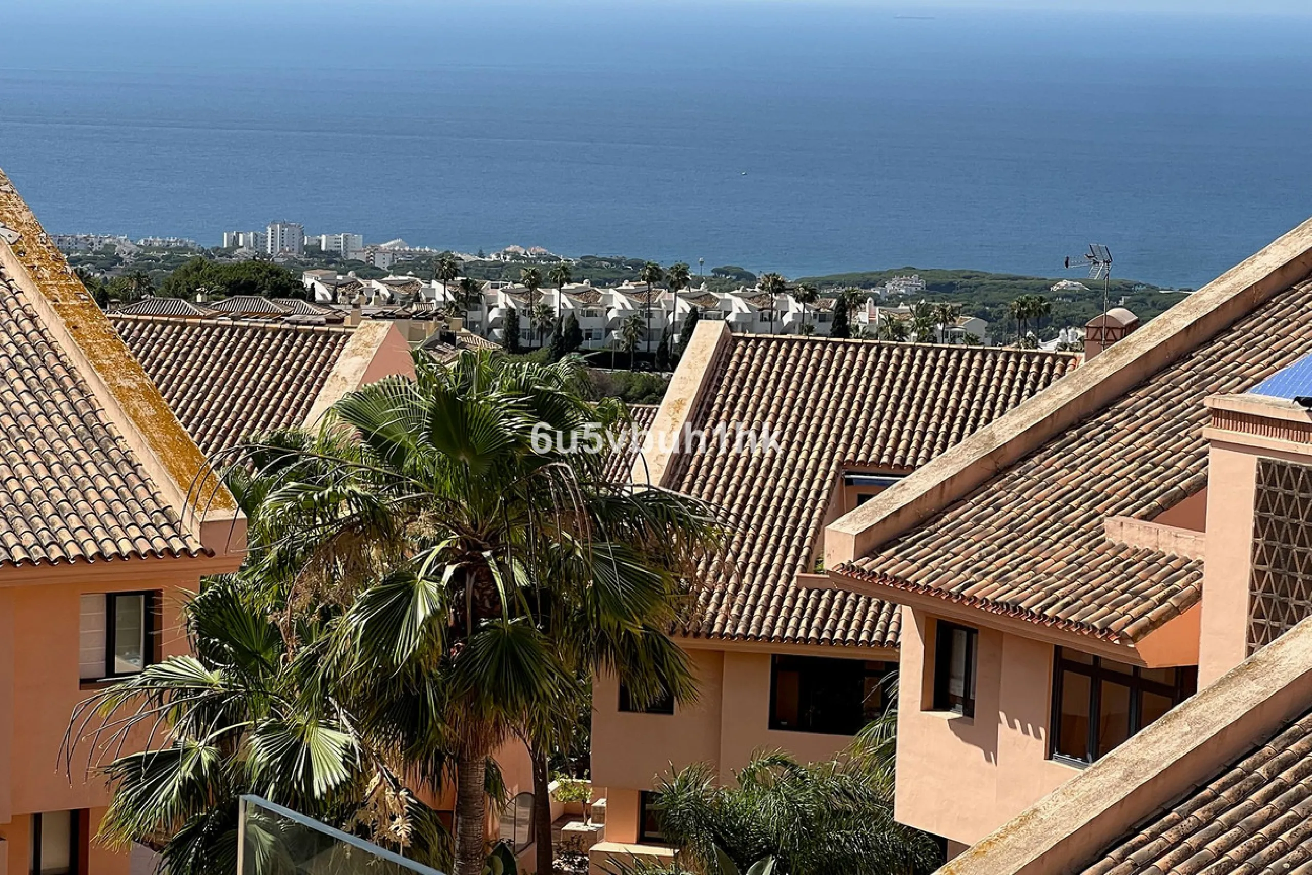 Discover this spectacular duplex penthouse located in the upper area of Calahonda, a quiet residential zone just 25 minutes from Málaga and 15 minutes from Marbella.
