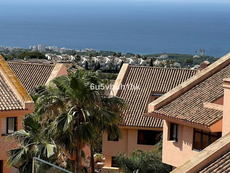 Discover this spectacular duplex penthouse located in the upper area of Calahonda, a quiet residential zone just 25 minutes from Málaga and 15 minutes from Marbella.