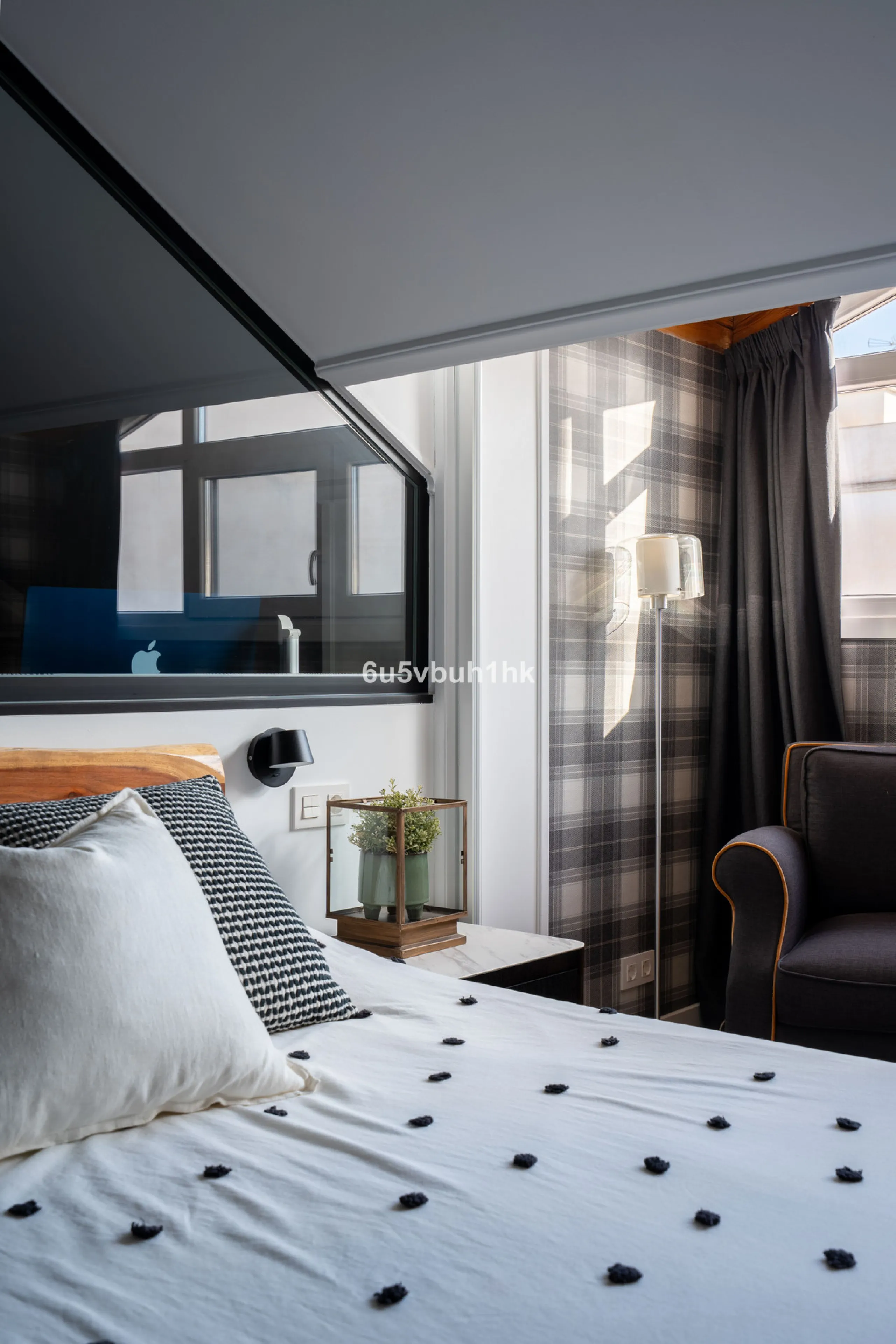 Discover a rare opportunity to own two beautifully designed homes combined on one generous plot in the heart of Vélez-Málaga — complete with private parking, a swimming pool, extensive entertainment areas, and a substantial commercial premise generating €