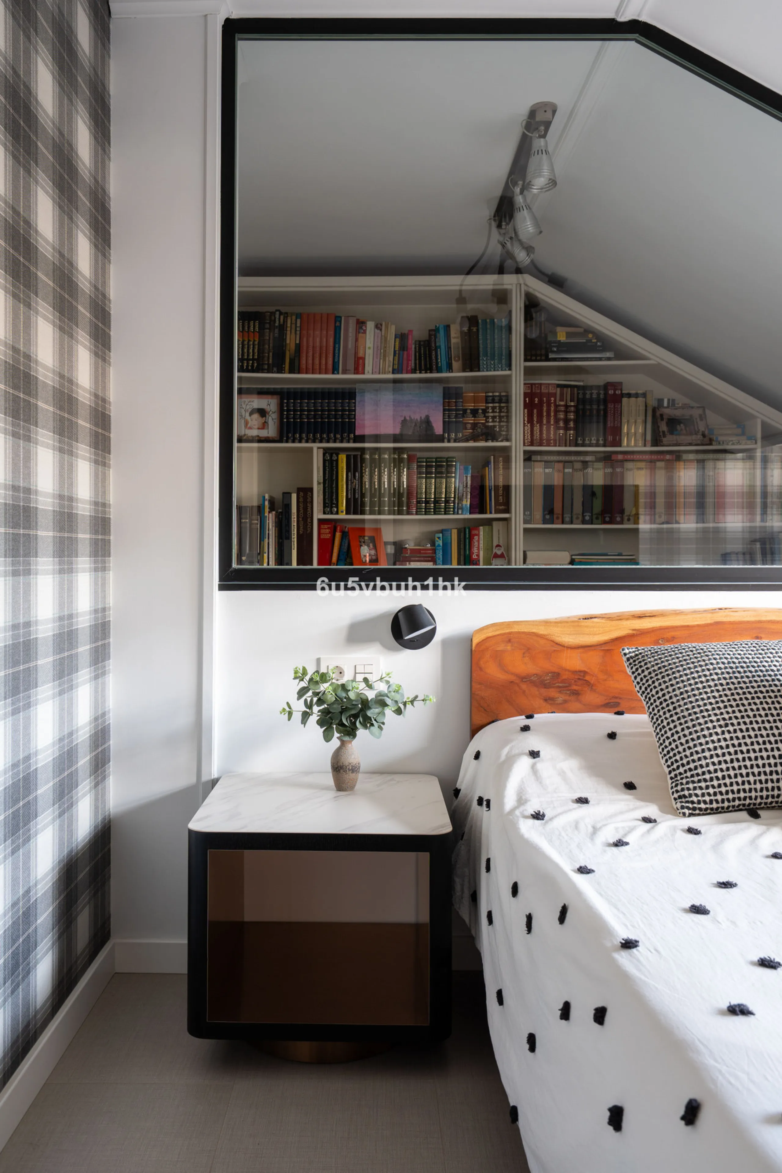 Discover a rare opportunity to own two beautifully designed homes combined on one generous plot in the heart of Vélez-Málaga — complete with private parking, a swimming pool, extensive entertainment areas, and a substantial commercial premise generating €