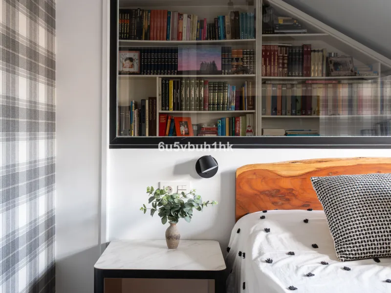 Discover a rare opportunity to own two beautifully designed homes combined on one generous plot in the heart of Vélez-Málaga — complete with private parking, a swimming pool, extensive entertainment areas, and a substantial commercial premise generating €